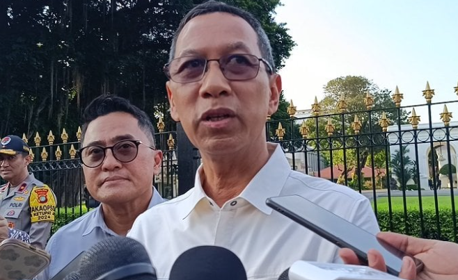 kasetpres heru budi hartono memastikan anggota paskibraka putri boleh memakai jilbab saat upacara hut ke 79 ri di ikn. kasetpres heru budi hartono memastikan anggota paskibraka putri boleh memakai jilbab saat upacara hut ke 79 ri di ikn.