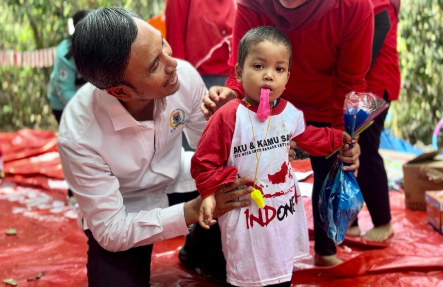 ketua dprd provinsi jambi, edi purwanto saat bersama suku anak dalam.