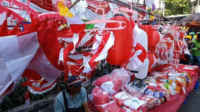 pedagang bendera mengalami penurunan omzet setiap tahunnya. faktor utamanya karena maraknya penjualan melalui online shop.