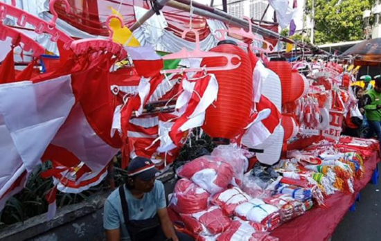 pedagang bendera mengalami penurunan omzet setiap tahunnya. faktor utamanya karena maraknya penjualan melalui online shop. pedagang bendera mengalami penurunan omzet setiap tahunnya. faktor utamanya karena maraknya penjualan melalui online shop.