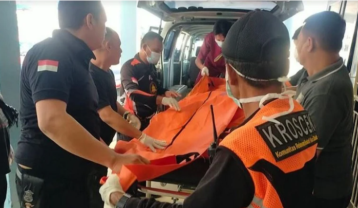 petugas mengevakuasi mayat dalam selokan di kampung cimanggu rt 1 6, desa ciheulang tonggoh, kecamatan cibadak, kabupaten sukabumi petugas mengevakuasi mayat dalam selokan di kampung cimanggu rt 1 6, desa ciheulang tonggoh, kecamatan cibadak, kabupaten sukabumi