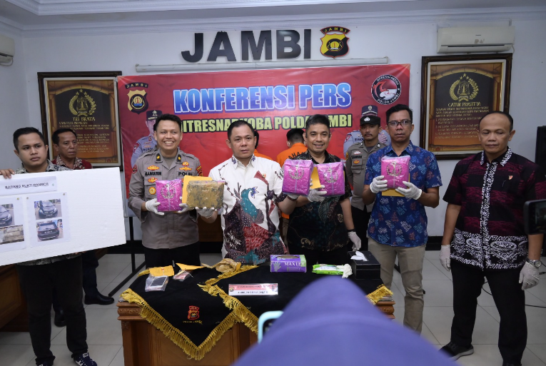 polda jambi ungkap penyeludupan sabu 4,5 kg jaringan internasional polda jambi ungkap penyeludupan sabu 4,5 kg jaringan internasional