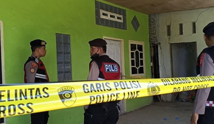 polisi menyelidiki penemuan mayat wanita dalam koper merah di jalan pelelangan, kabupaten pangkajene kepulauan (pangkep), sulawesi selatan polisi menyelidiki penemuan mayat wanita dalam koper merah di jalan pelelangan, kabupaten pangkajene kepulauan (pangkep), sulawesi selatan