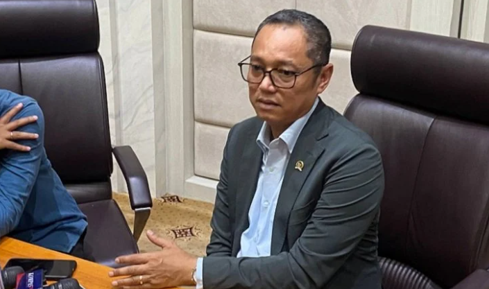 politikus pdi perjuangan, deddy yevri sitorus.