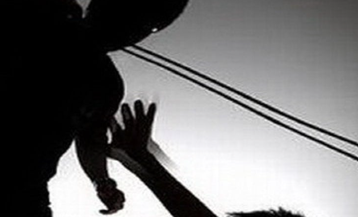 pria berinisial mrz tewas dibacok kakaknya menggunakan celurit di bekasi. insiden dipicu cekcok saat hendak membobol toko. pria berinisial mrz tewas dibacok kakaknya menggunakan celurit di bekasi. insiden dipicu cekcok saat hendak membobol toko.