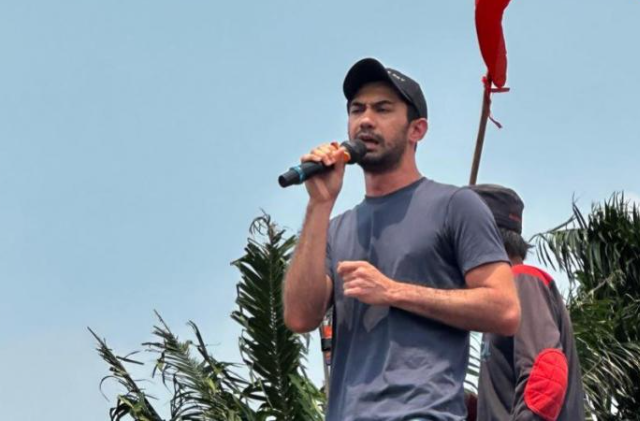 reza rahadian sampaikan orasi di aksi demo depan gedung dpr.