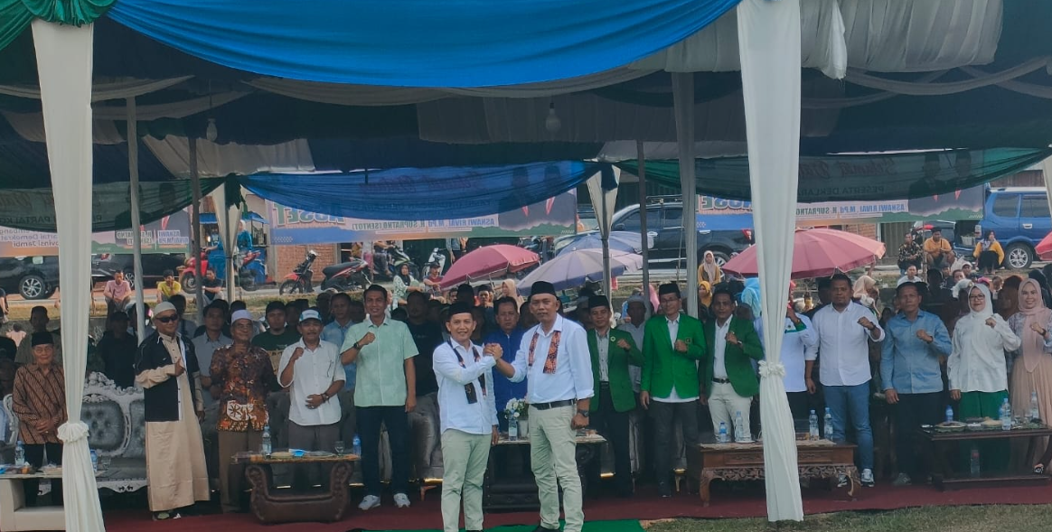 ribuan masyarakat kabupaten muaro jambi menghadiri deklarasi pasangan asnawi rifai dan suprapno (sentot) sebagai calon bupati dan wakil bupati muaro jambi.
