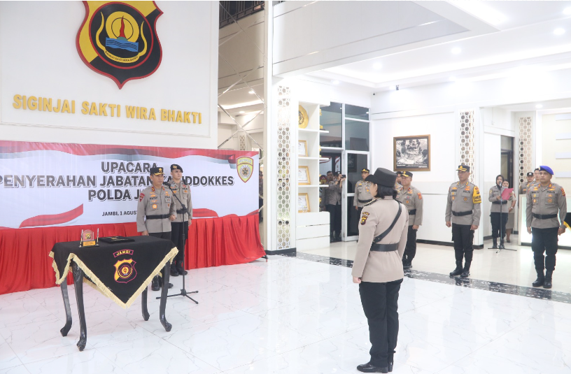 Kapolda Jambi Irjen Pol. Rusdi Hartono memimpin upacara Penyerahan Jabatan Kabid Dokkes Polda Jambi Kapolda Jambi Irjen Pol. Rusdi Hartono memimpin upacara Penyerahan Jabatan Kabid Dokkes Polda Jambi