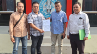 Ketua DPC PKB Merangin Nasihin dan Sekretaris DPC Marliyos didampingi Kantor Hukum Musri Nauli Asosiates, Fadil SH, usai membuat laporan di Mapolres Merangin. Rabu (7/8/2024) foto: Edo