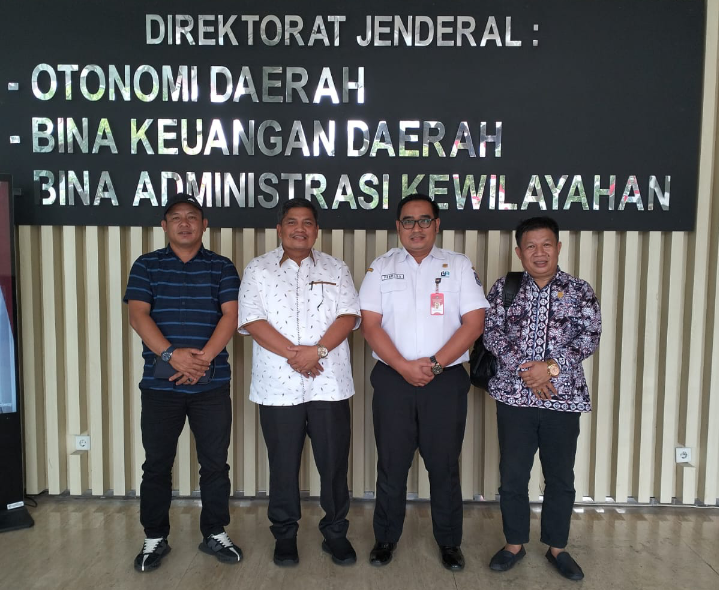 Ketua Herman Efendi bersama anggota DPRD Merangin Asari Elwakas Apuk, Taufik di Gedung Kemendagri. Senin (12/8/2024).