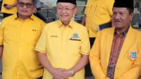 Ketua DPD II Golkar Merangin Herman Efendi, (tengah) H Cek Endra Ketua DPD I Golkar Provinsi Jambi, (kanan) H Nalim Bacabup Merangin usai menerima rekom Partai Golkar di Jakarta. Minggu (25/8/2024).