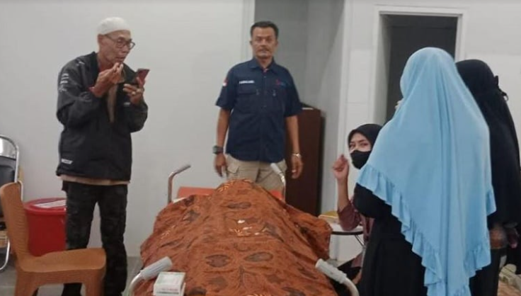 siswa smp yang tewas dibacok pelajar mts swasta di kampung cicewol, desa mekarsari, kecamatan cicurug, kabupaten sukabumi saat disemayamkan di rumah sakit.