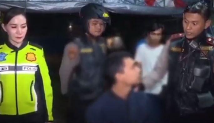 tangkapan layar anggota polwan brigadir putri dan ipda yan saat menegur pria yang sedang makan di kawasan tambaksari, surabaya.
