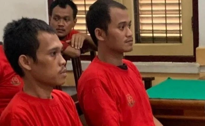 terdakwa dedi noviyana dan tanajudin, dua kurir narkoba saat menjalani persidangan di pn medan.