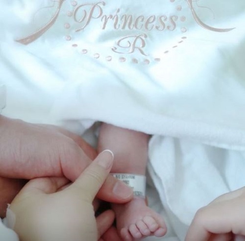 untuk pertama kali syahrini perlihatkan kaki mungil sang putri