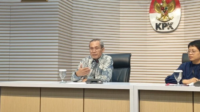wakil ketua kpk, alexander marwata saat konferensi pers di gedung merah putih kpk,