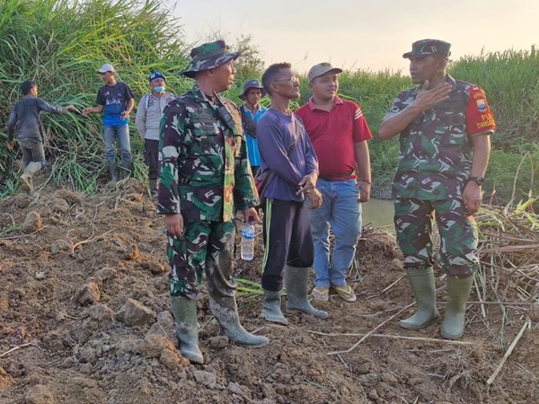 Dandrem 042/Garuda Putih Jambi Tinjau Pembuatan Sekat Sungai di Rantau Panjang Kumpeh Dandrem 042/Garuda Putih Jambi Tinjau Pembuatan Sekat Sungai di Rantau Panjang Kumpeh