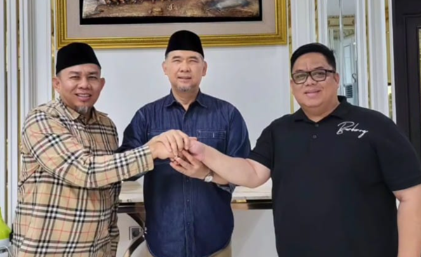 dari kiri h abdul rahman, sy fasha, dan h andi muhammad guntur. dari kiri h abdul rahman, sy fasha, dan h andi muhammad guntur.