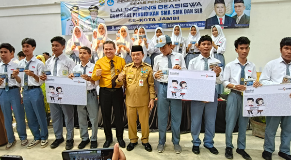 gubernur jambi al haris menyerahkan bantuan dumisake pendidikan berupa peralatan sekolah dan biaya spp kepada 1.259 siswa gubernur jambi al haris menyerahkan bantuan dumisake pendidikan berupa peralatan sekolah dan biaya spp kepada 1.259 siswa