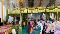 Ustadz H Innayatullah saat ceramah di depan ratusan tamu undangan acara syukuran atas terpilih kembali Herman Efendi. Sabtu (7/9/2024)