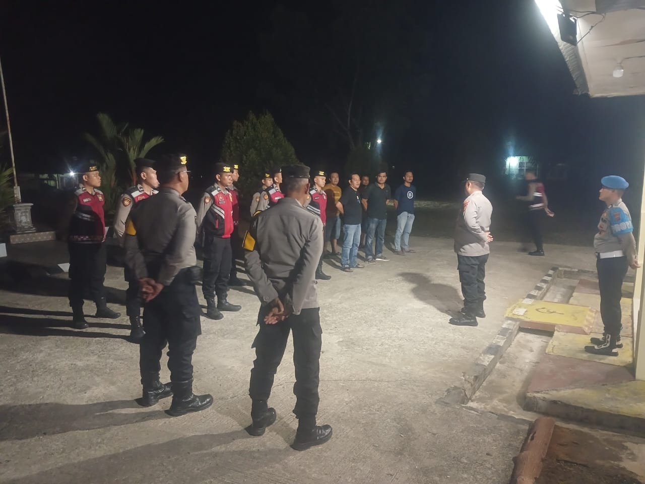 Personil Polres Merangin diturunkan untuk menjaga Kamtibmas pasca tewasnya sopir truk muatan kelapa sawit di PT SGN. Sabtu (7/9/2024).