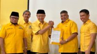 Ketua DPD II Golkar Merangin Herman Efendi saat menerima SK penetapan pimpinan DPRD Merangin dari Ketua DPD I Golkar Jambi Drs. H Cek Endra. Jum'at (13/9/2024).