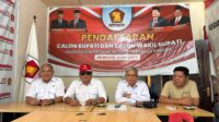 Ketua DPC Gerindra Merangin Syafruddin Can saat memberikan keterangan pers yang didampingi, Sekretaris DPC Nazaruddin, M Hazil Aima dan Syafriyon. Kamis (19/9/2024).