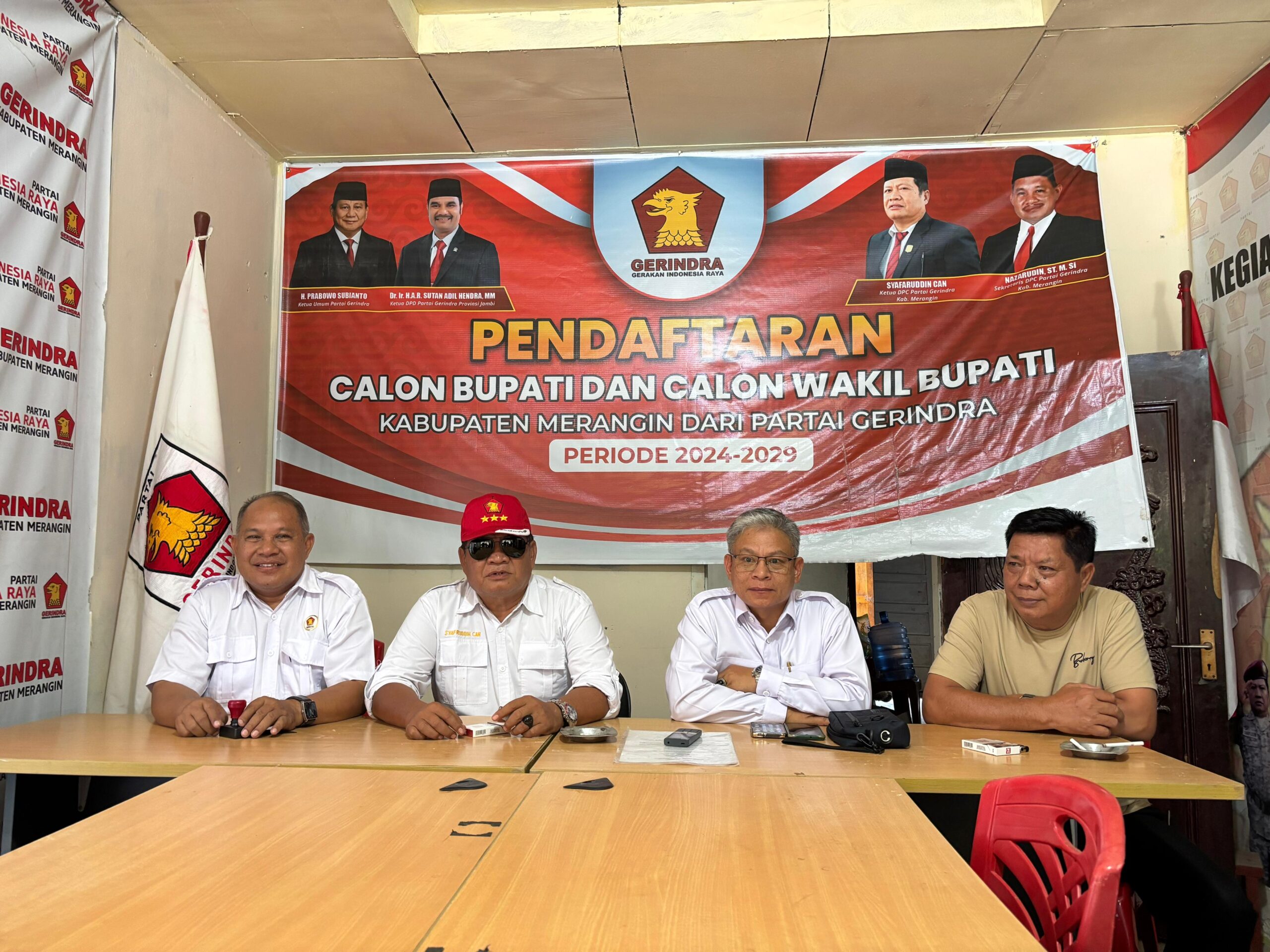 Ketua DPC Gerindra Merangin Syafruddin Can saat memberikan keterangan pers yang didampingi, Sekretaris DPC Nazaruddin, M Hazil Aima dan Syafriyon. Kamis (19/9/2024).