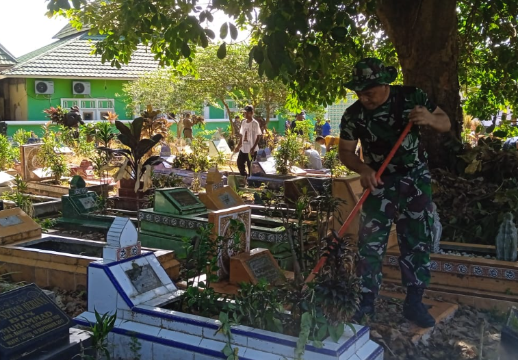 jelang hut tni ke 79, kodim 0415 jambi adakan karya bhakti bersihkan tpu