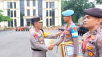 kapolda jambi pimpin upacara kenaikan pangkat dan pemberian penghargaan personil