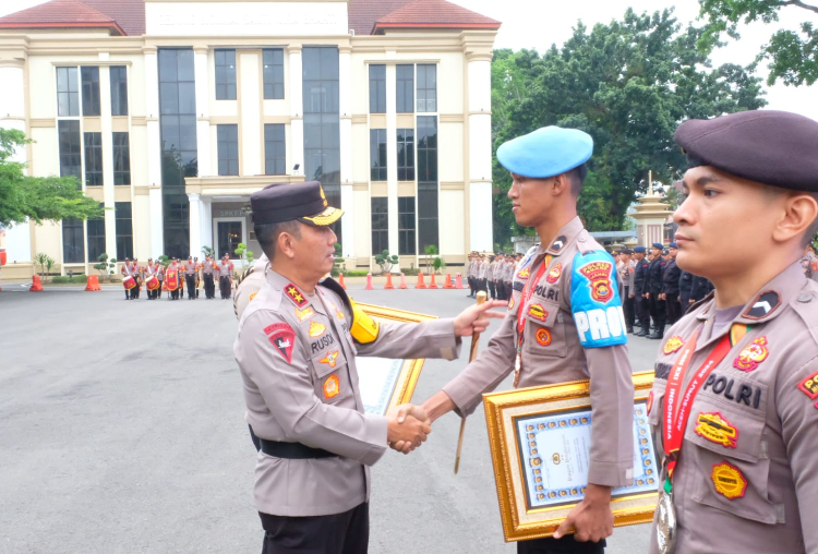 kapolda jambi pimpin upacara kenaikan pangkat dan pemberian penghargaan personil