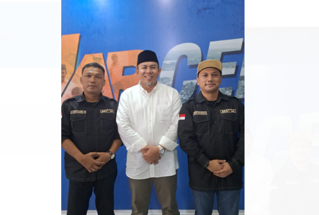 kiri, m grivan magner bersama h abdul rahman (tengah) dan tim lainnya. foto dok pribadi m grivan magner kiri, m grivan magner bersama h abdul rahman (tengah) dan tim lainnya. foto dok pribadi m grivan magner