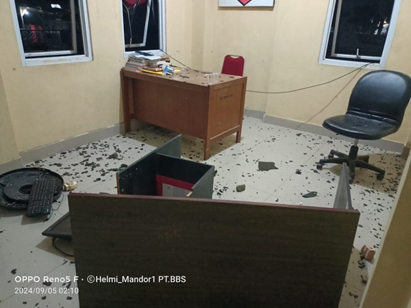 kondisi kantor polsek kumpeh polres muaro jambi setelah diserang warga.