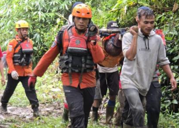 korban tewas longsor di tambang emas jadi 13 orang