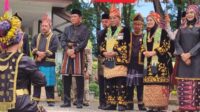 pj bupati merangin disambut prosesi adat saat masuki rumah dinas