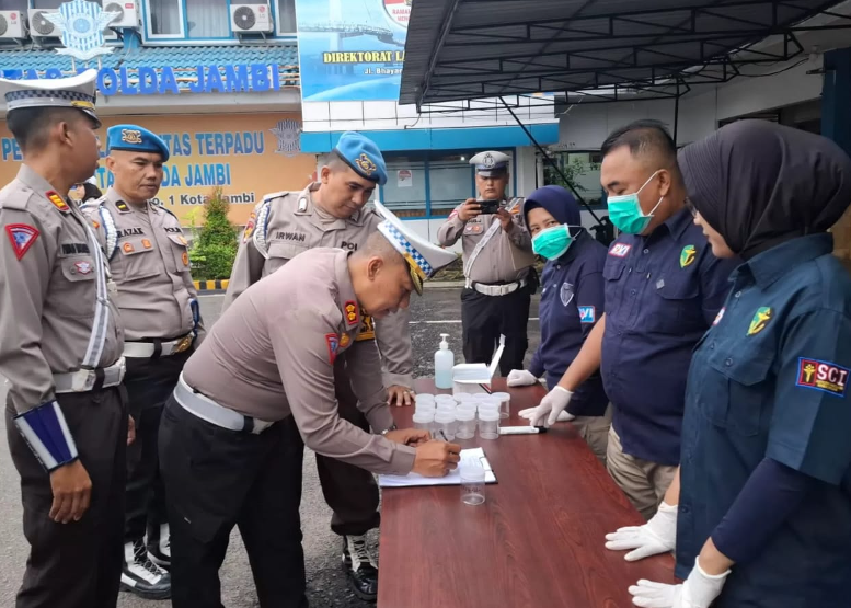 puluhan personel ditlantas polda jambi di tes urine