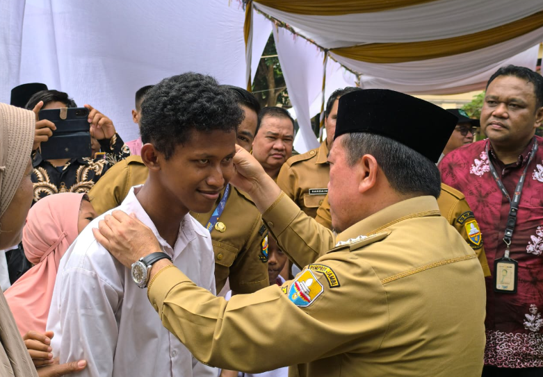 Gubernur Jambi, Al Haris saat serahkan bantuan Dumisake pendidikan di Tanjabbar. Foto: Jambiseru.com