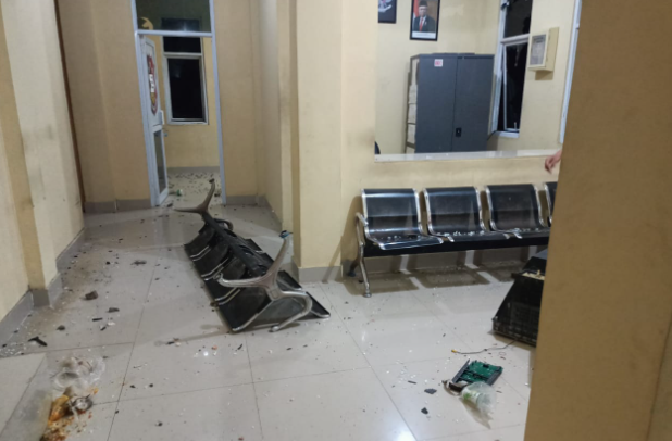 Kondisi Kantor Polsek Kumpeh Polres Muaro Jambi setelah diserang warga. Kondisi Kantor Polsek Kumpeh Polres Muaro Jambi setelah diserang warga.