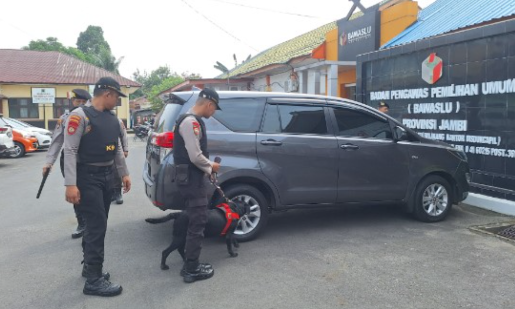 tim k 9 polda jambi amankan kantor kpu dan bawaslu