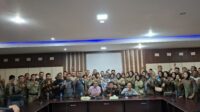 Moment rstusan personel Satpol-PP foto bersama anggota DPRD Merangin usai audiensi. Kamis (10/10/2024). foto: Edo Guntara