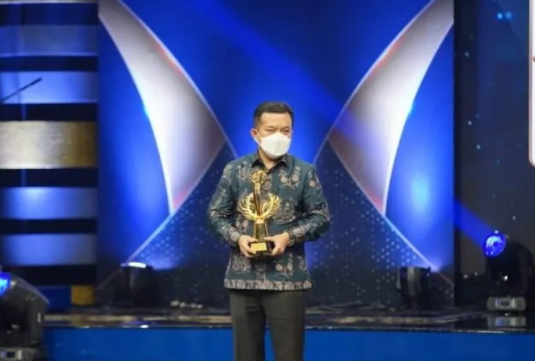 al haris saat terima penghargaan people of the year 2021 al haris saat terima penghargaan people of the year 2021