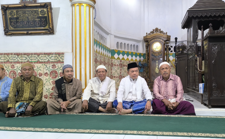 al haris subuh berjamaah bersama warga di masjid tua bungo al haris subuh berjamaah bersama warga di masjid tua bungo