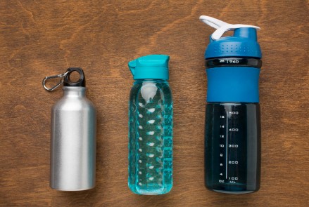 dalam kehidupan sehari hari, kita sering kali menggunakan berbagai jenis wadah untuk minum, di antaranya tumbler dan botol minum.