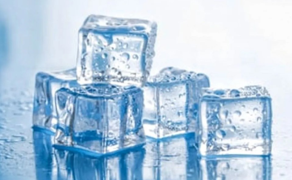 es batu adalah bentuk padat dari air yang membeku pada suhu 0 derajat celsius atau lebih rendah. es batu adalah bentuk padat dari air yang membeku pada suhu 0 derajat celsius atau lebih rendah.