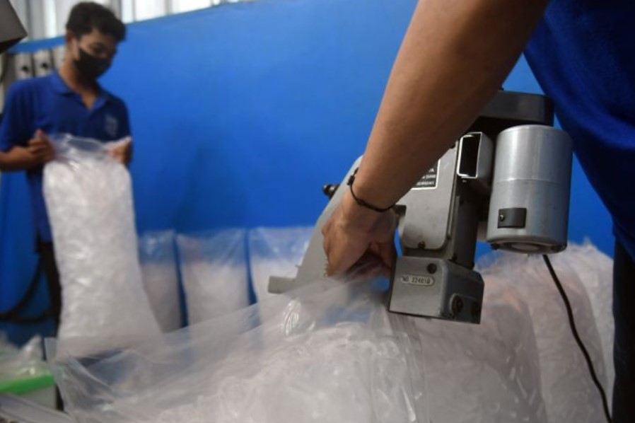 es batu bukan hanya sekadar pelengkap minuman yang menyegarkan, tetapi juga memiliki beragam manfaat untuk perawatan kulit wajah.