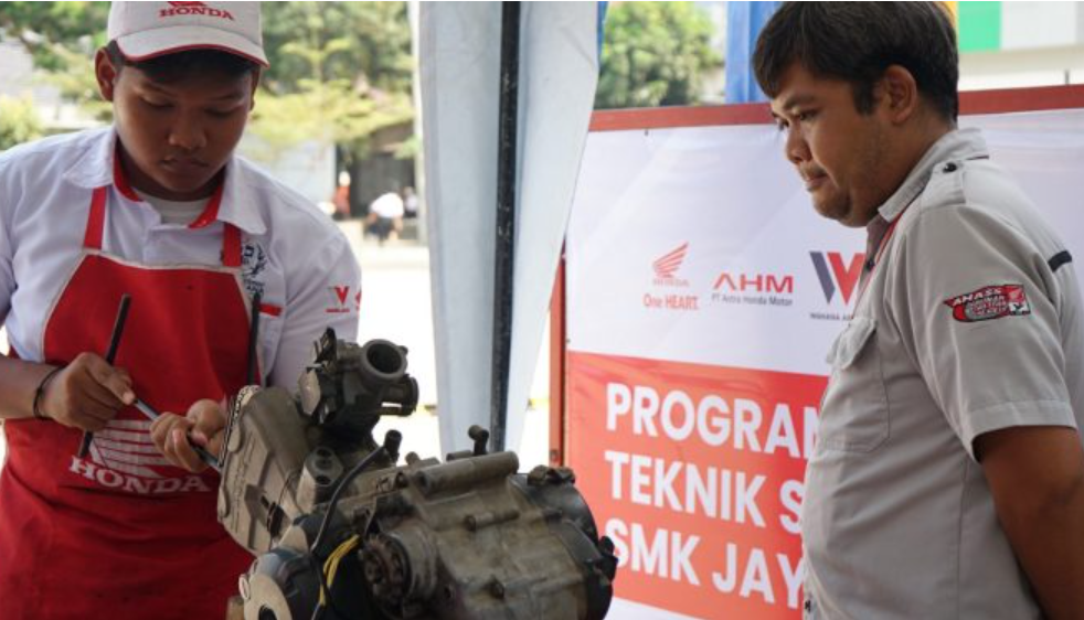 guru dan pelajar smk mitra binaan pt astra honda motor (ahm) ikuti festival vokasi satu hati (fevosh) 2025 tingkat regional.