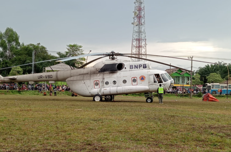 helikopter bnpb mendarat darurat di lapangan akso dano sengeti helikopter bnpb mendarat darurat di lapangan akso dano sengeti