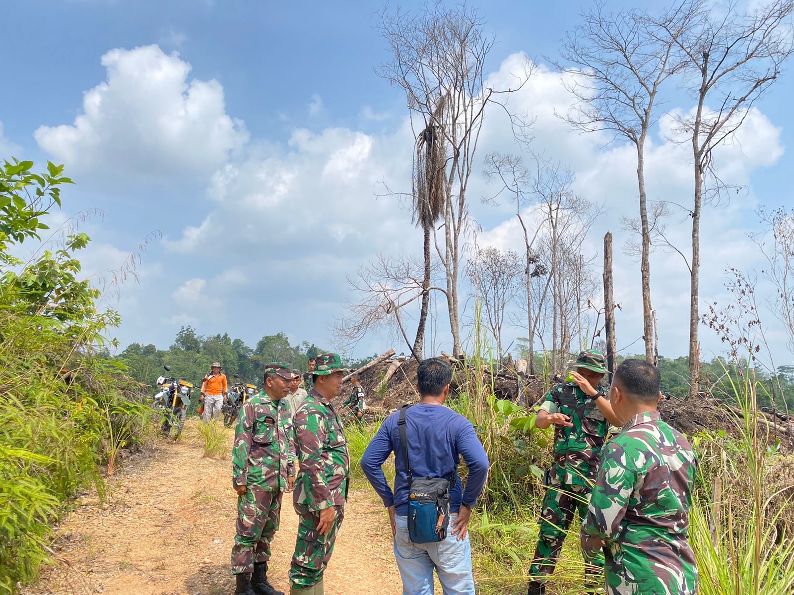 Dansatgas TMMD ke 122 Kodim 0420 Sarko Letkol Inf Suyono mengecek jalan yang bakal ditembuskan dari Desa Bedeng Rejo ke desa Sungai Putih. Dansatgas TMMD ke 122 Kodim 0420 Sarko Letkol Inf Suyono mengecek jalan yang bakal ditembuskan dari Desa Bedeng Rejo ke desa Sungai Putih.