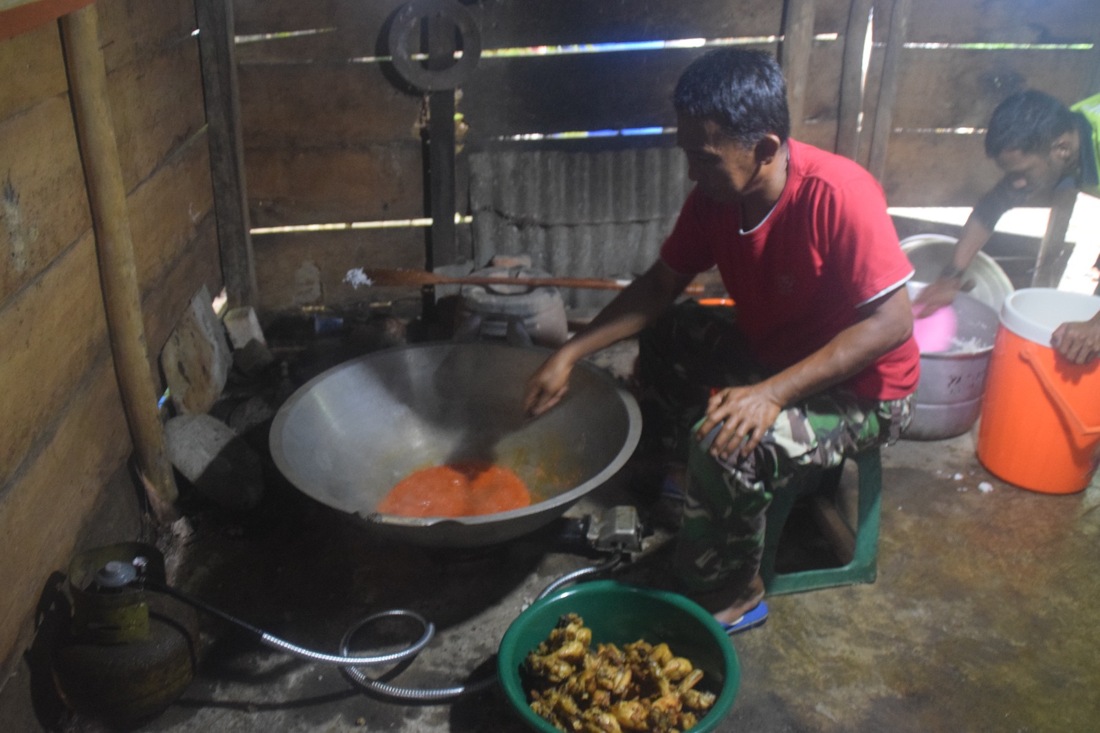 Prajurit TNI juga piawai dalam pekerjaan dapur saat TMMD. Prajurit TNI juga piawai dalam pekerjaan dapur saat TMMD.