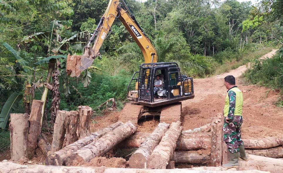 Pembangunan jembatan darurat oleh anggota Satgas TMMD. Pembangunan jembatan darurat oleh anggota Satgas TMMD.